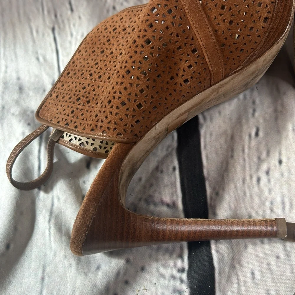 Tory Burch Ellie Heeled Brown Suede Sandals Size 9.5 Great Condition